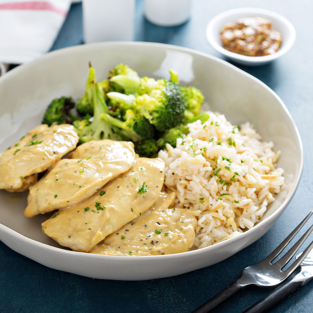 Pechuga de pollo al curry con arroz jazmín y brócoli al vapor